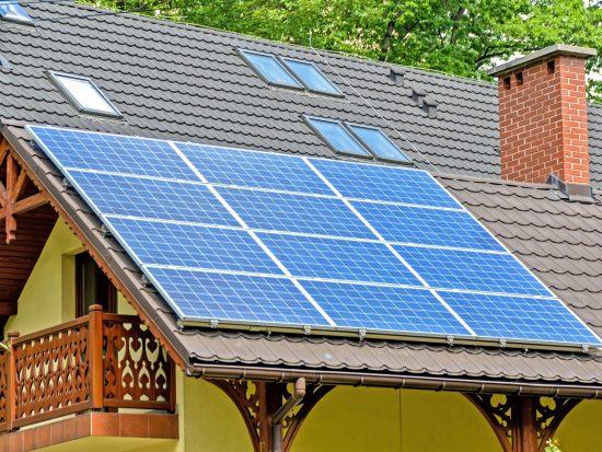 Drie belangrijke tips voor het plaatsen van zonnepanelen op een plat dak