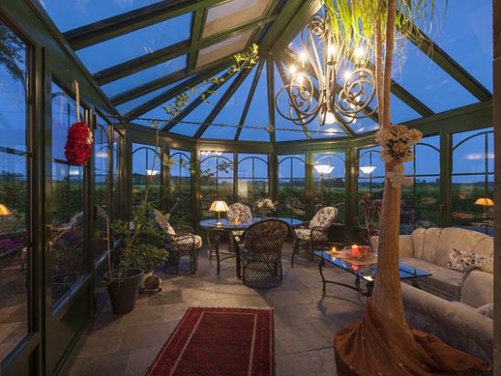 Waarom ook u een overkapping op maat moet neerzetten in uw tuin