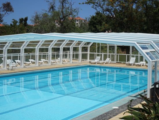 Een zwembadoverkapping, noodzakelijk of een luxe?