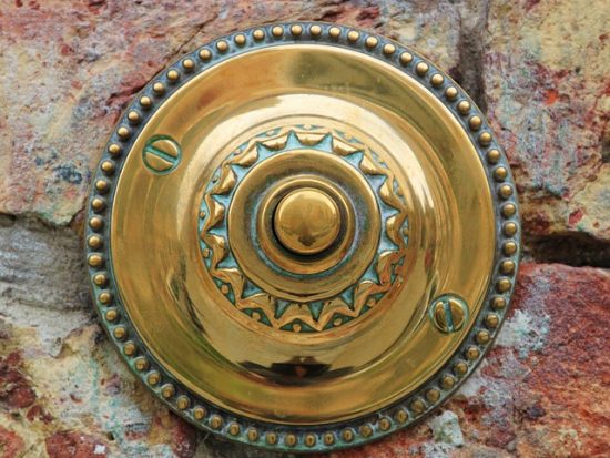 Hoe hang ik mijn deurbel aan de muur?