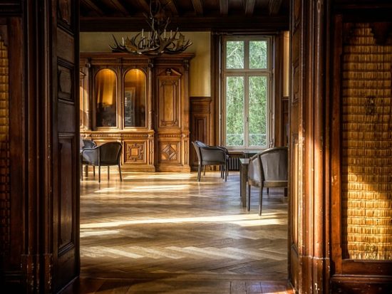 Een houten vloer in de woonkamer