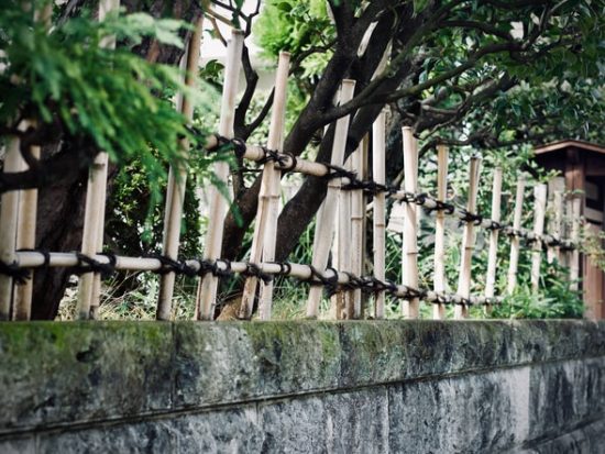 L-elementen van beton voor een renovatie van je tuin